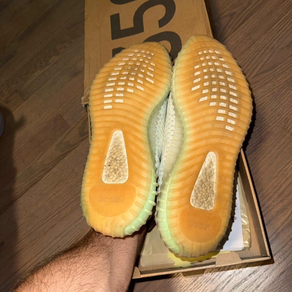 Yeezy Boost 350 V2 Hyperspace - Picture 4 of 5